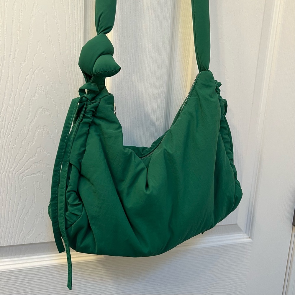 🌱 ‘The Tote Library’ Bag in Green - Picture 5 of 8